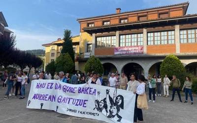 Gasteizko hilketa salatzeko elkarretaratzeak egin dituzte Durangaldean