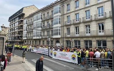 Ehunka ertzainek Gasteizko tranbia moztu dute, lankideen txaloen artean