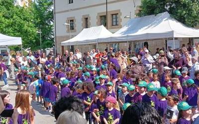 Festa erraldoia eta koloretsua egin dute Arrasate Herri Eskolakoek