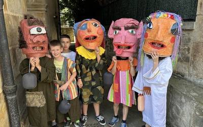 Aramaixo Herri Eskolakoak festa giroan ari dira