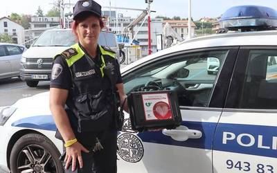 Udaltzaingoaren autoak desfibriladore bat eramango du aldiro