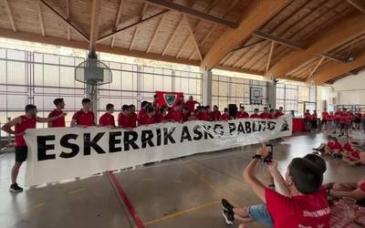 Kolore gorriak hartu du indarra AKE egunean