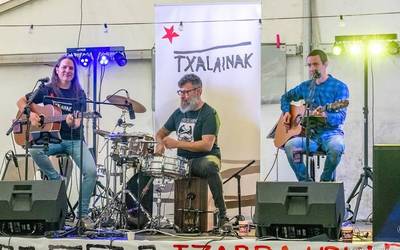 [EGITARAUA] Txalainak taldearen kontzertua, bertsolariak eta gehiago Otxandioko Mekoleta auzoko jaietan