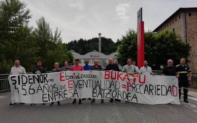Behin-behinekotasuna salatzeko elkarretaratzea egin dute Sidenorreko langileek
