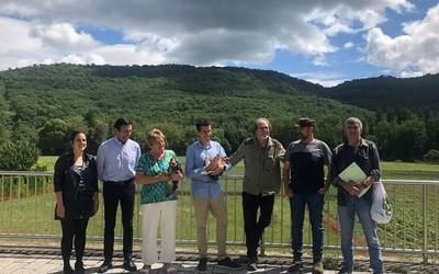 Bonelli arranoaren sei txita askatu dituzte Izkiko Parke Naturalean