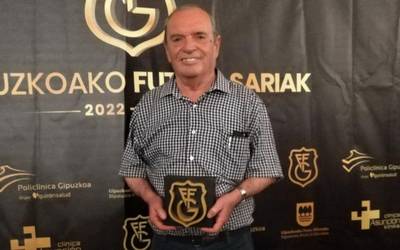 Gipuzkoako Futbol Federazioak emandako Boluntarioen saria jaso du Javi Azpiazuk