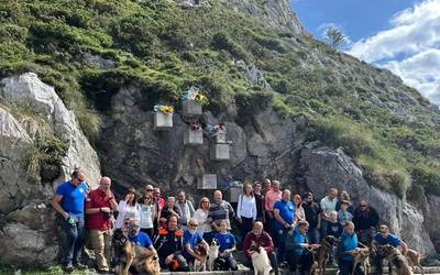 Covadongako lakuetan hildakoak gogoratu dituzte, helikoptero istripua gertatu eta 36 urtera