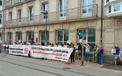 Mendialdea ikastetxea "hiltzen ez uzteko" exijitu dute Legebiltzarrean