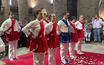 Dantzek eta prozesioak bat egin dute Oñatiko Corpus jaietan