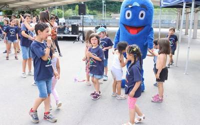 Ikasleak, irakasleak eta gurasoak hartu dute parte San Martin herri eskolako kurtso amaierako jaian