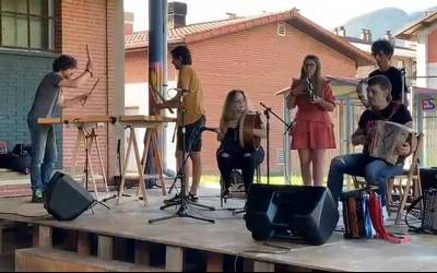 Trikitia, panderoa eta txalaparta baliatuta agurtu dute ikasturtea Orozkoko Musika Eskolako kideek
