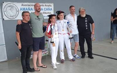 Irati Betegi txapeldun Zelaiarekin batera, Eibarko Amañako pilota txapelketan