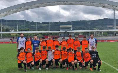 Onenekin lehian aritu da Elgoibarko futbol talde bat Athleticek antolatu duen AC Cup txapelketan