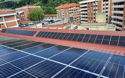 240 plaka fotovoltaiko jarri dituzte kiroldegian energia aurrezteko