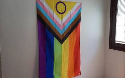 LGTBIQ+ kolektiboak salatu du kendu egin dizkietela banderolak salgai daudela adierazten duten kartelak