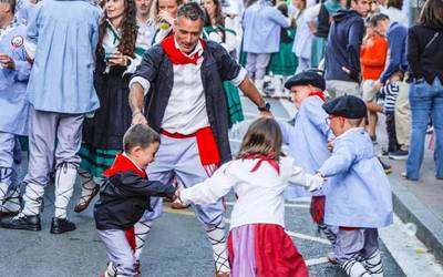 Noiz ospatzen dira Arabako herrietako eta Gasteizko auzoetako jaiak?