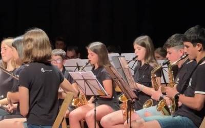 Leizarra musika eskolako bandaren kontzertua udaletxeko lorategian