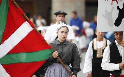 Euskal Herriko dantzen erakustaldia domekan Arrasaten
