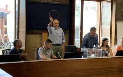 Zumezko uztaiak Ostolazaren eskuetan jarraituko du beste lau urtez