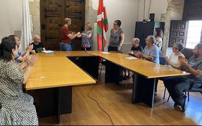"Herritarren zerbitzura" lan egiteko gogoz hartu du alkate kargua Iban Herrartek Aramaion