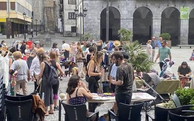 Jende ugari dabil lehen ordutik Top Market azokan