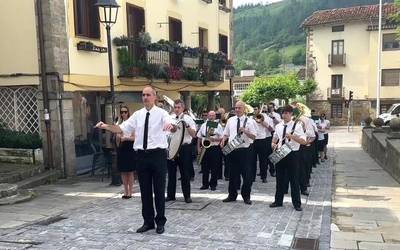 Bergarako bandaren kalejira eta kontzertua goiz berean, historian lehen aldiz