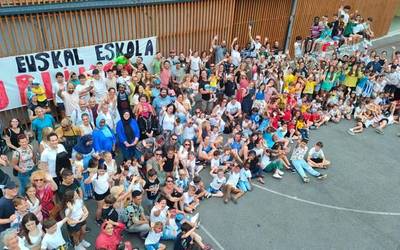 Eskolako festa, frontoia gainezka!