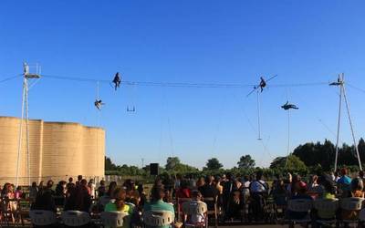 [EGITARAUA] Funanbulisten eta akrobaten 'Volatineros' ikuskizuna Durangon, San Rokeko sanjuanetan