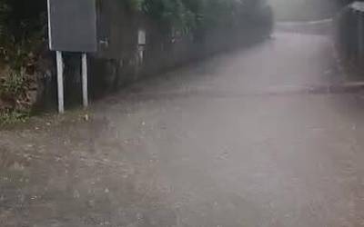 [BIDEOA]: Trumoia euri-zaparrada ikusgarriak uzten dabil Durangaldean