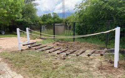 Eskolako patioa osasungarria egiteko, jolas berriak