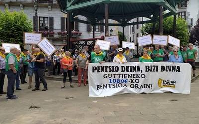 «Bizi duina izateko» 1.080 euroko guttieneko pentsioa beharrezkoa dela oroitarazi dute pentsiodunek