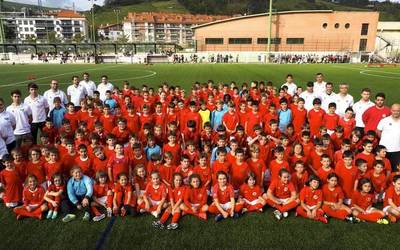Datorren denboraldirako Zumaiako futbol eskolako izena ematea, zabalik