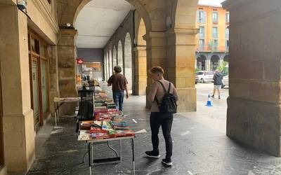 Berreskuratutako liburu eta diskoen azokak Azkoitian egin du geldialdia