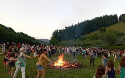San Joan sua isiotuta, jaietan murgildu dira Axpen