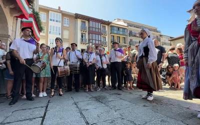 Ohorezko aurreskuaz eta San Juan zortzikoaz omendu dute alkatea