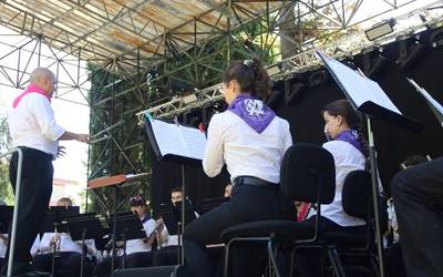 Bandaren kontzertuan musikarekin egin diote aurre beroari