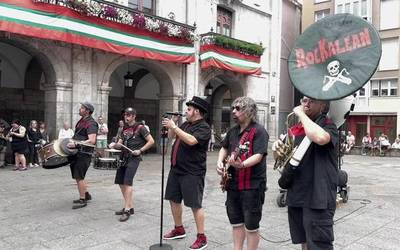 Rockalean taldeak kantuan eta dantzan jarri ditu arrasatearrak