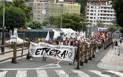 "Denontzat mingarria den egoerari amaiera ematea" aldarrikatu dute festetan