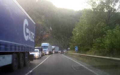 Zolaberritze lanak direla eta auto-ilarak sor daitezke Bera inguruan