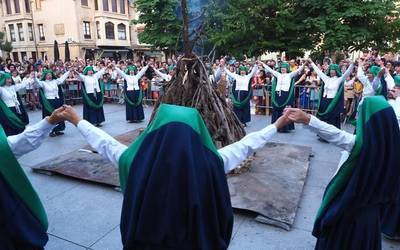 Ikusi Algortan egin zuten familientzako sanjoanetako ospakizunaren argazki-galeria