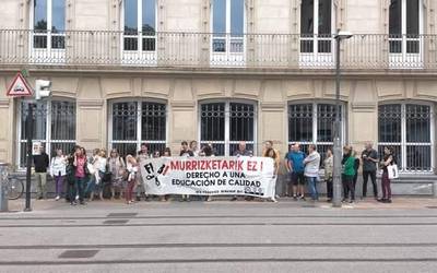 Hasi dira Federico Baraibar ikastetxeko murrizketen aurkako mobilizazioak