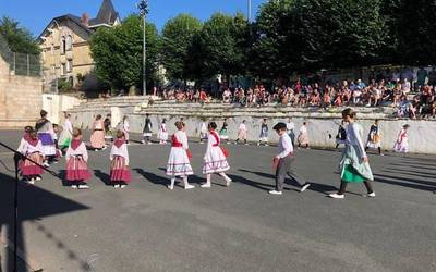 Ikasturte bukaerako emanaldia eskaini dute Sarako Zazpiak Bat dantza taldeko ttikiek