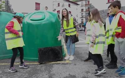 Garbigunea erabiltzeko deia egin dute Mendialdea Mankomunitateak eta Erleta eskolako ikasleek