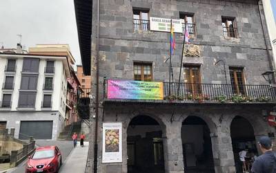 “LGTBI+ pertsonen eskubideetan atzera pausorik” ez dela onartuko azpimarratu du Udalak