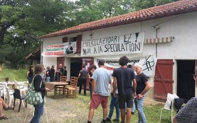 Espekulazioaren kontra etxalde bat okupatu dute Senperen