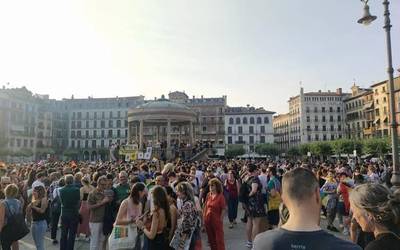 LGTBI komunitateak Iruñeko karrikak hartu ditu "faxismoaren eta gorrotoaren aurka"