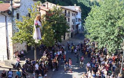 Festa lehertzeko egun baten faltan, Aramaion guztia prest