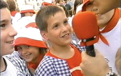 Doneztebeko bestak 2002an: bezperako txupinazoa eta egun nagusiko bandera dantza
