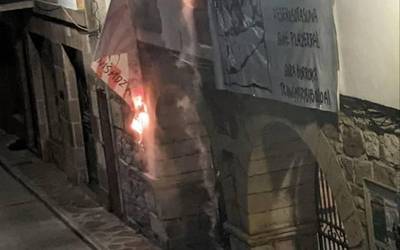 Doneztebeko bestetan paratuak zituzten parkartak erre dizkietela salatu du Lapaitza Gazte Asanbladak