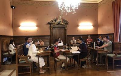 Hamabost batzorde eta lau liberazio onartuta agintaldi berriari ekiteko